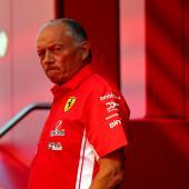 Ferrari-Teamchef Frederic Vasseur kann künftig mit kürzeren Rennen rechnen. © ANSA / ANNA SZILAGYI