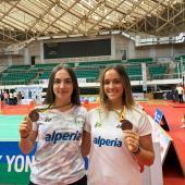 Freuen sich mit Bronze: Anna Hell (links) und Yasmine Hamza. © SBS