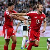 Harry Kane (r.) jubelt, Aleksandar Pavlovic freut sich mit ihm. © ANSA / RONALD WITTEK