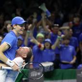 Jannik Sinner avancierte 2024 zum Helden des Davis Cups. Inzwischen steht die Mannschaft von Filippo Volandri bei drei Triumphen in Serie. © AFP / THOMAS COEX