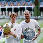 Jannik Sinner und Alexander Zverev nach dem Finale von Wimbledon. © ANSA / TOLGA AKMEN