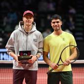 Jannik Sinner (links) und Carlos Alcaraz haben heuer mit Verletzungsproblemen zu kämpfen. © APA/afp / JUNG YEON-JE