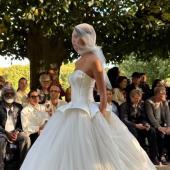 Laila Hasanovic präsentiert ein außergewöhnliches Hochzeitskleid. © Instagram