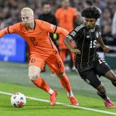 Mexx Meerdink (links) und Karim Adeyemi (rechts) im Duell. © ANSA / OLAF KRAAK