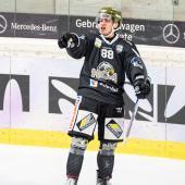 Michael Levin lässt sich feiern. Er war neuerlich Merans Matchwinner. © BK Photo