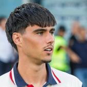 Raphael Kofler hält die Südtiroler Fahne hoch. © Cagliari Calcio