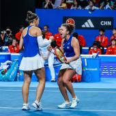 Sara Errani und Jamsine Paolini tüteten den Sieg im Doppel ein. © APA/afp / -
