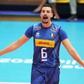Simone Giannelli darf sich mit den Azzurri über den Gruppensieg bei der Heim-EM freuen. © ANSA / FILIPPO RUBIN