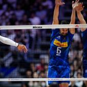Simone Giannelli (Mitte) ist auch bam Block eine Garantie. © Federvolley
