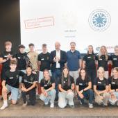 Stiftungspräsident Stefan Pan mit jenen 22 Athleten, die die Sportoberschule Mals besuchen, und Teil des Sporthilfe-Wintersportteams sind. © Helmut Moling