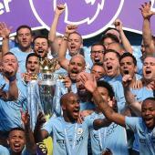 Über die Ära von Pep Guardiola (hält Trophäe) und Co. bei Manchester City legt sich ein dunkler Schatten. © APA/afp / OLI SCARFF