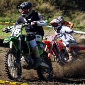 Nach den Rennen in Rietz, Berkheim, Kundl und Sant'Anna d'Alfaedo, findet das diesjährige Finale des Alpencup MX in Pfitsch statt. Rund 400 Motocrossfahrer aus Südtirol, dem Trentino, Österreich, Deutschland und der Schweiz messen sich dieses Wochenende auf der technisch herausfordernden Strecke in Pfitsch. Christian Wolfsgruber, Präsident der Pfitscher Eisbären, zeigt sich im SportNews-Interview zufrieden mit den diesjährigen Rennen. © stol