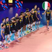 Voller Einsatz der Volleyball-Nationalspieler Italiens bereits bei der Nationalhymne vor dem Spiel. © ANSA / FILIPPO RUBIN