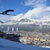 Alex Insam & Co. erwartet eine besondere Vierschanzentournee. © APA/afp / KERSTIN JOENSSON