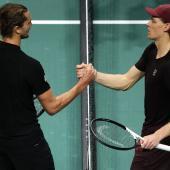 Alexander Zverev und Jannik Sinner: Der Kampf um Platz eins der Weltrangliste spitzt sich zu. © APA/afp / DIMITAR DILKOFF