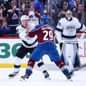 Brandt Clarke (l.) und Nathan MacKinnon (r.) ließen die Handschuhe fallen. © APA / TYLER SCHANK