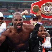 Daniel Dubois hat das Duell schon in der zweiten Runde gewonnen. © APA/afp / ADRIAN DENNIS