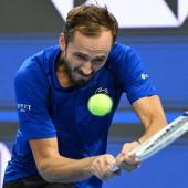 Daniil Medvedev ist im Halbfinale von Peking disqualifiziert worden. © APA/afp / GREG BAKER