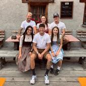 Das Team der Brugger Alm im Zerzertal: FCO-Spieler Marco Paulmichl, Anna Erhard, Tobias Canal (hinten v.l.); Magdalena Unterer, Dominik Paulmichl, Hemma Unterer (vorne v.l.).
