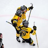 Der HC Pustertal jubelt über den Sieg gegen Fehervar.