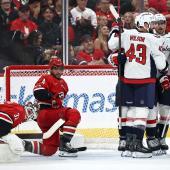 Die Hurricanes (in rot) mussten gegen Washington eine bittere Niederlage hinnehmen. © APA / JARED C. TILTON