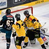 Ein Bild mit Symbolcharakter: Manuel Gaffal trifft für Linz, die Pusterer schauen hinterher. © BWL