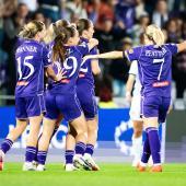 Elisa Pfattner (ganz rechts) bejubelte mit Austria Wien den ersten Punktgewinn in der Königsklasse. © APA / GEORG HOCHMUTH