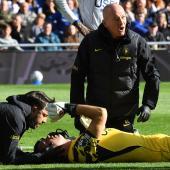 Emiliano Martinez wurde nach seinem Zusammenprall am Samstag operiert. © APA/afp / PETER POWELL