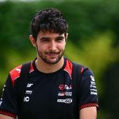 Esteban Ocon muss Haas verlassen. © APA/afp / LILLIAN SUWANRUMPHA