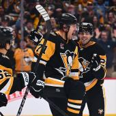 Evgeni Malkin (Mitte) hat NHL-Geschichte geschrieben. © APA / JUSTIN BERL