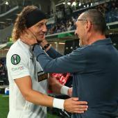 Des retrouvailles chaleureuses : David Luiz et Maurizio Sarri. © ANSA / MICHELE MARAVIGLIA