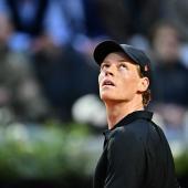 Jannik Sinner fällt noch mindestens bis Jänner 2027 aus. © AFP / FILIPPO MONTEFORTE