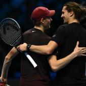 Jannik Sinner und Alexander Zverev geben sich an der  Weltranglistenspitze den Wechsel. © APA/afp / MARCO BERTORELLO