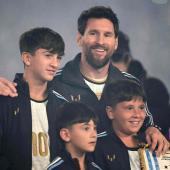 Lionel Messi mit seinen drei Söhnen Thiago (links), Matteo (rechts) und Ciro (Mitte). © APA/afp / JUAN MABROMATA