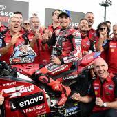 Mac Marquez und sein Team sind in Feierlaune. © APA/afp / TOSHIFUMI KITAMURA