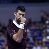 Novak Djokovic ballte nach seinem Sieg die Faust. © ANSA / ANDRES MARTINEZ CASARES
