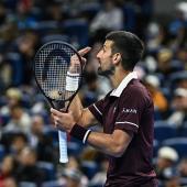 Novak Djokovic gestikuliert wild. © APA/afp / PEDRO PARDO