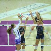 Raphaela Folie (rechts) am Block im Spiel gegen Busto Arsizio. © RUBIN / FILIPPO RUBIN