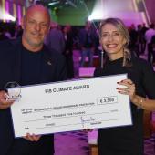 Senoner und Sieff präsentieren stolz den Preis.