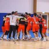 So jubeln die Meraner Handballer über den Sieg.