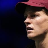 Tennis-Superstar Jannik Sinner: Die Trainerfrage bleibt brandaktuell. © AFP / DIMITAR DILKOFF