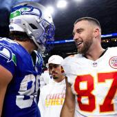 Travis Kelce (rechts) von Kansas im Gespräch mit AJ Barner von den Seattle Seahawks. © APA / CALEB BOWLIN