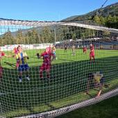 Am vergangenen Spieltag der Oberliga traf Naturns auf seinen Angstgegner, seit über zehn Jahren fuhr der Klub keinen Heimsieg gegen die Teldra ein. Dieser Fluch sollte auch mit einem kuriosen Tor nicht gebrochen werden. Darüber hinaus gibt es hier auch den Sieg des Bozner FC gegen Partschins (3:0) sowie den Triumph von Landesligist Auer gegen Weinstraße Süd (4:0) im Video. © stol