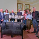 Von links: Vizebürgermeister Nerio Zaccaria, Stadträtin Barbara Hölzl, Ulrich Egger, Zinedine Zidane, Bürgermeister Katharina Zeller, Stadtrat Daniele Di Lucrezia, Stadträtin Antonella Costanzo und Stadtrat Stefan Frötscher.