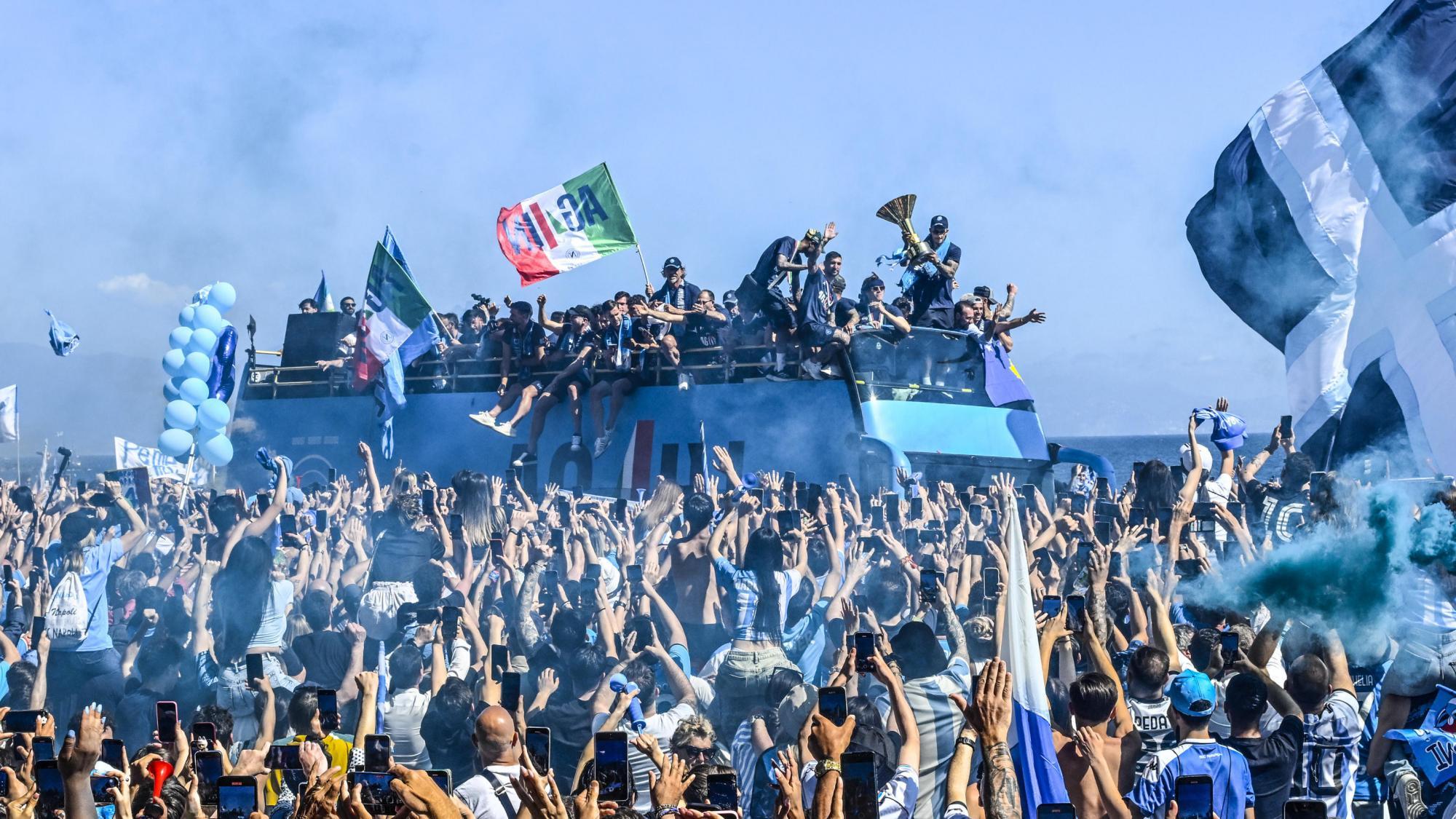 tausende-fans-feiern-ihre- tausende-fans-feiern-ihre-