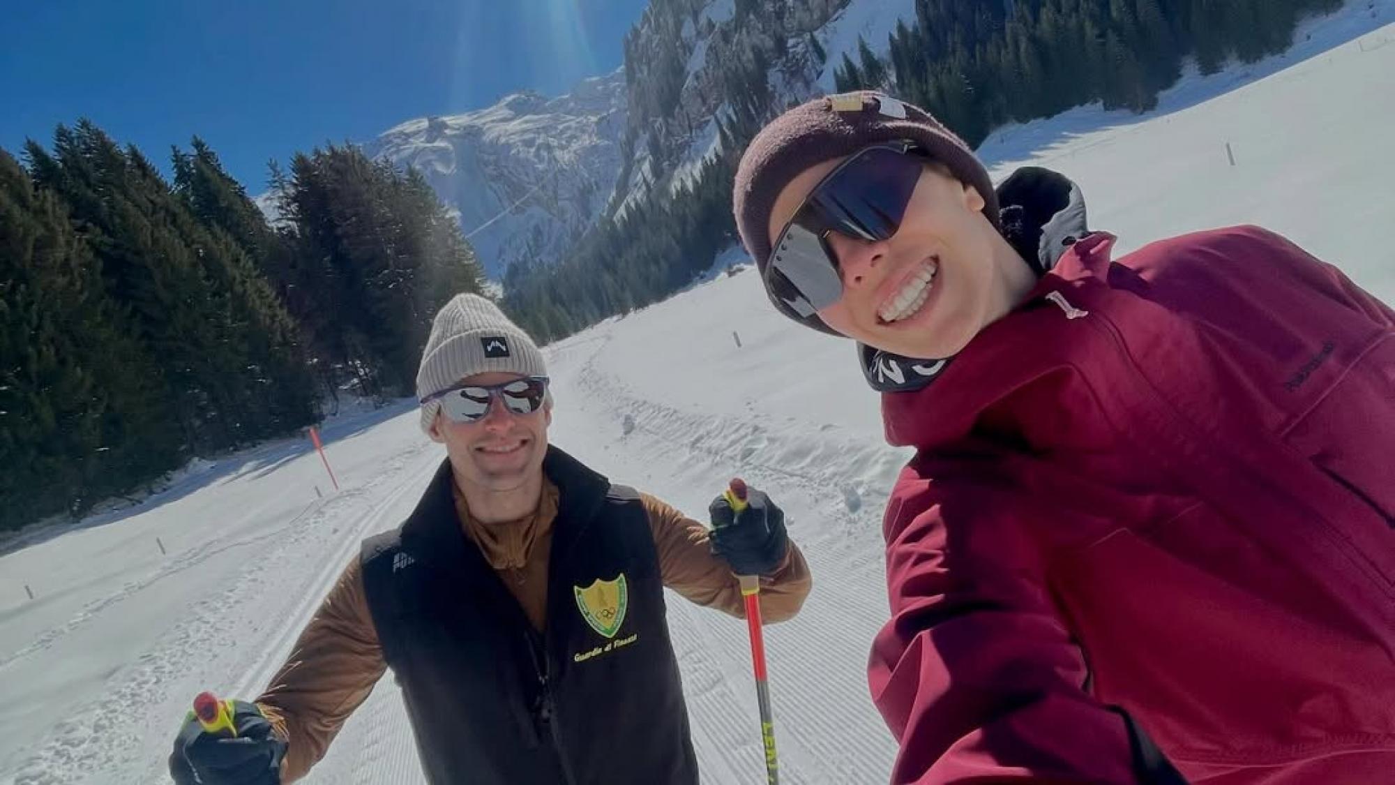 Ski-Traumpaar-gibt-sich-das-Ja-Wort