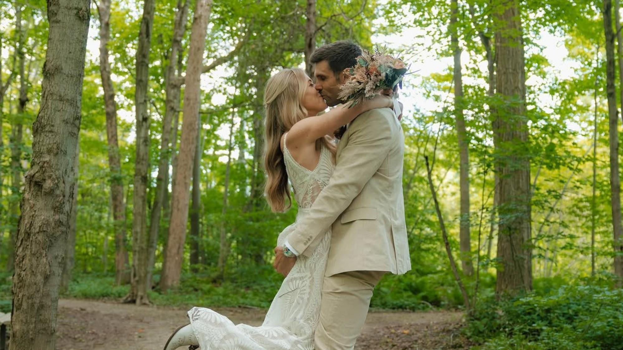 Ski-Hochzeit-Ihre-Liebe-begann-schon-vor-der-Geburt