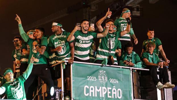 The Sporting players celebrated winning the title with their fans last night. © ANSA / MANUEL DE ALMEIDA