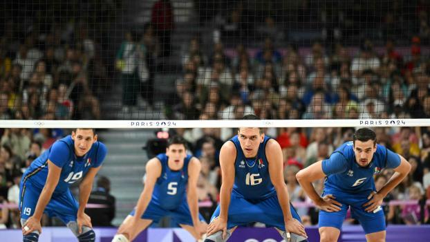 Simone Giannelli (ganz rechts) verlor mit Italien das Spiel um Platz 3. © APA/afp / NATALIA KOLESNIKOVA