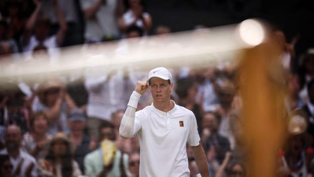 Jannik Sinner fights for his first Wimbledon title. © APA/afp / HENRY NICHOLLS